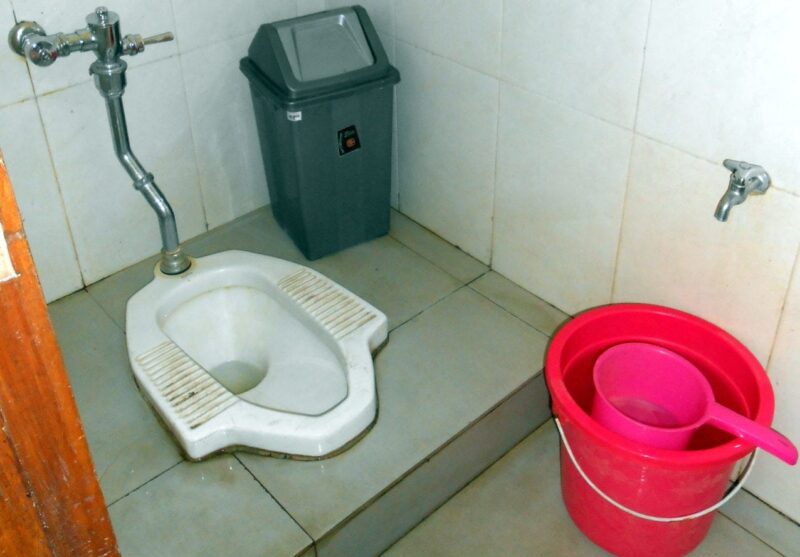 バリ島の一般的なトイレ、手流しバケツと汚物入