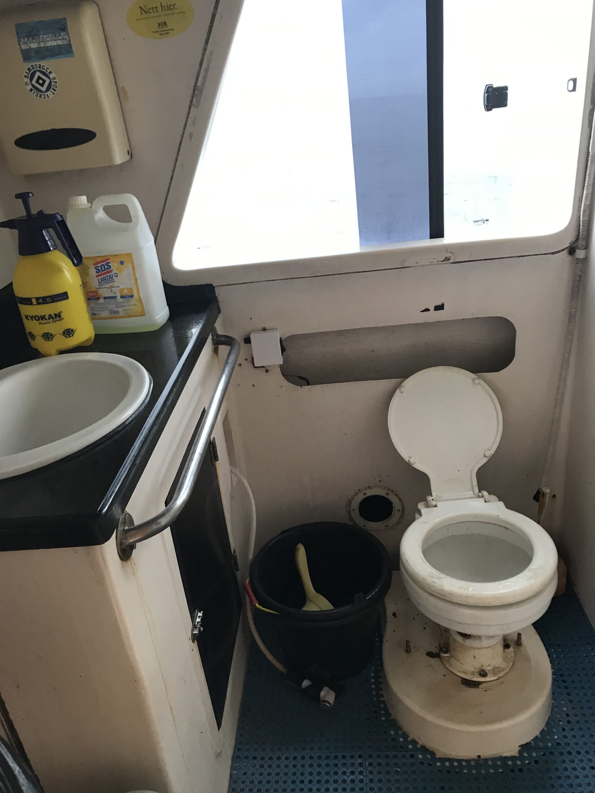 離島行きフェリー内のトイレ