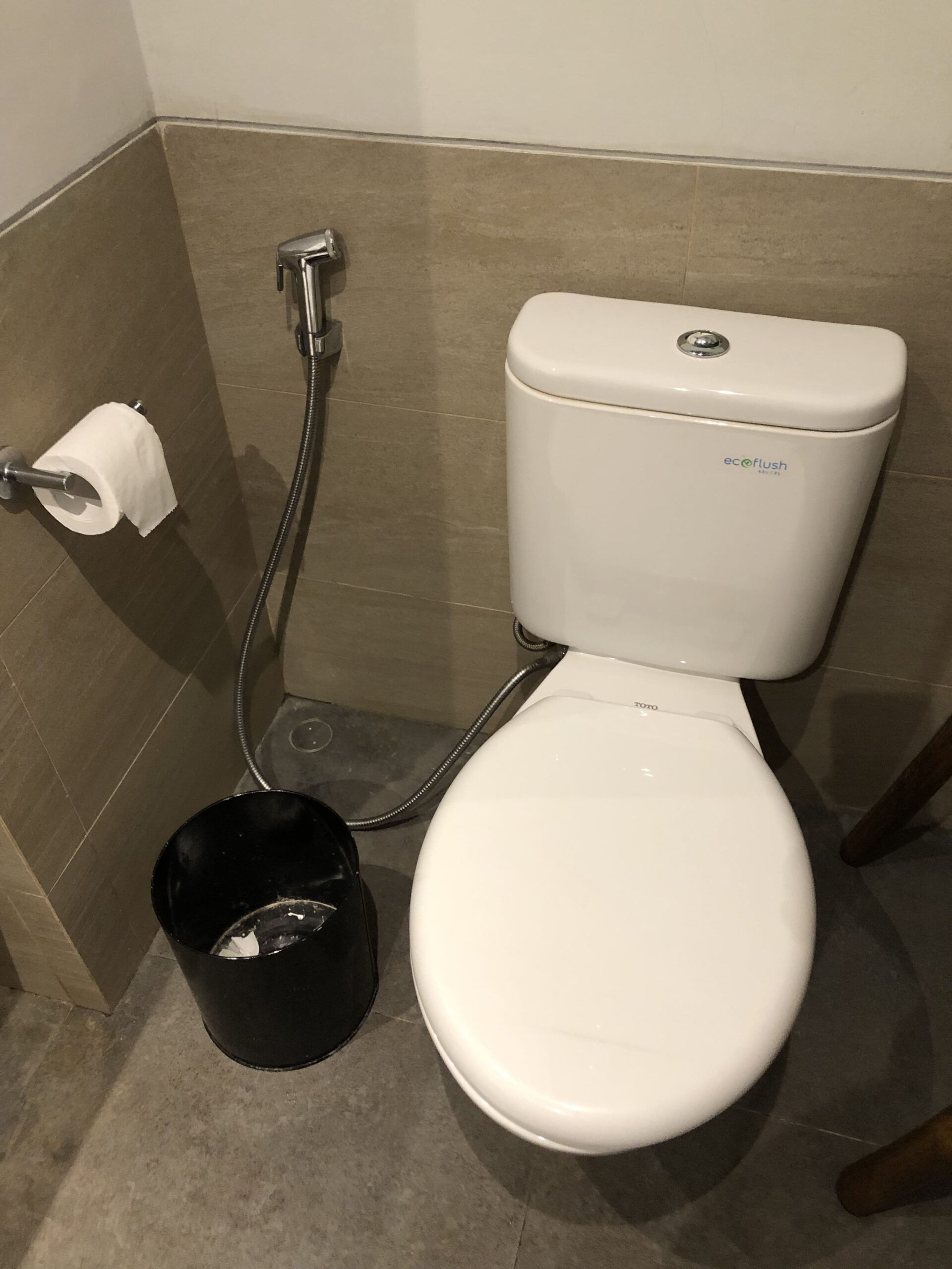 バリ島トイレ、シャワーと汚物入