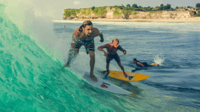 ドリームランドビーチ ウルワツの力強い波