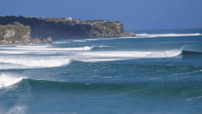 ドリームランドビーチ 崖下へ続く