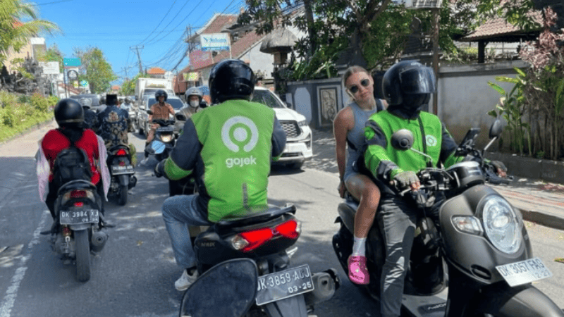バリ島で配車アプリを使い、安全に移動する一人旅の風景