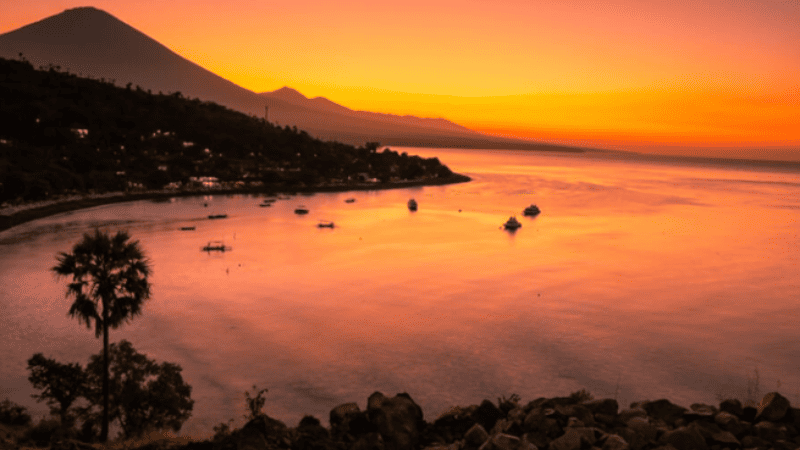 バリ島のビーチで一人サンセットを眺める