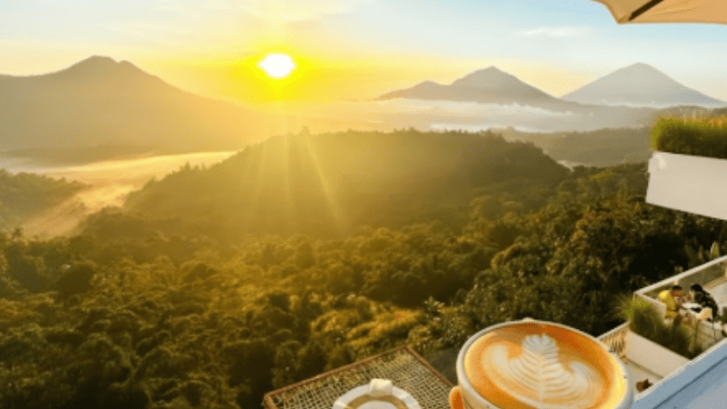 バリ島一人旅でカフェに座り、ひとり時間を楽しむ様子