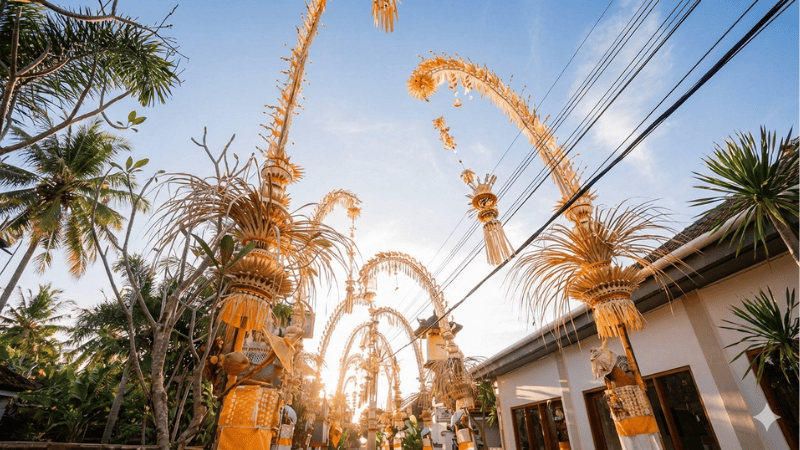 バリ島の朝、ひとりで道を歩きながら旅を楽しむ一人旅の風景