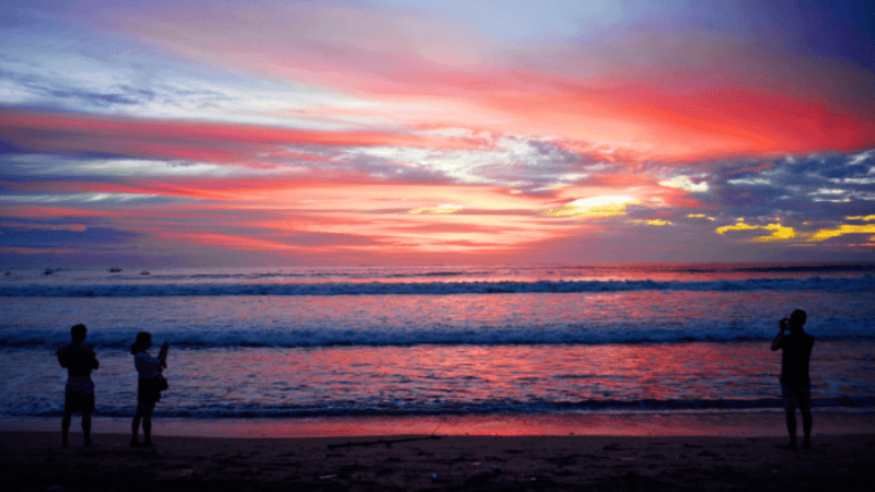 バリ島のビーチで一人旅中にサンセットを眺める時間