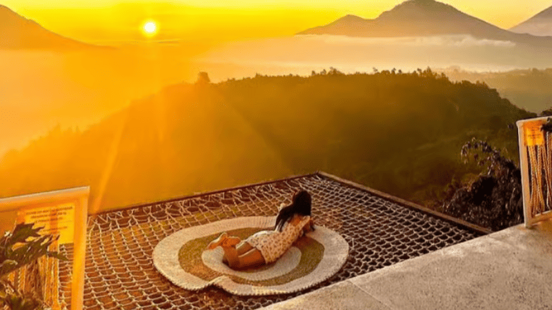 バリ島一人旅の途中でカフェに立ち寄り、静かな時間を過ごす様子