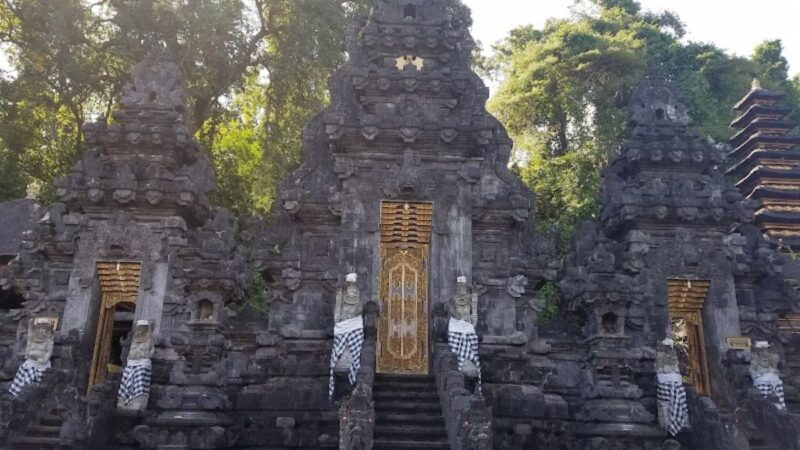 グア・ラワ寺院（コウモリ洞窟寺院）