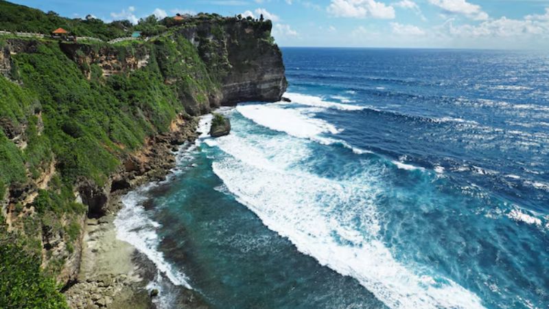 バリ島ウルワツの断崖に打ち寄せる波