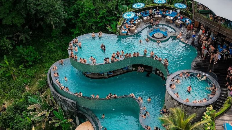 alt="Cretya Ubudのインフィニティプールとテガラランライステラスの絶景"