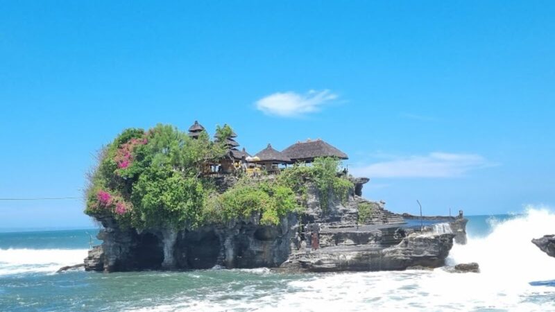 海に浮かぶタナロット寺院