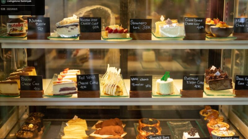 ショウケースに並ぶケーキ