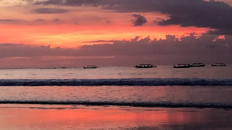 クタビーチと夕陽の景色