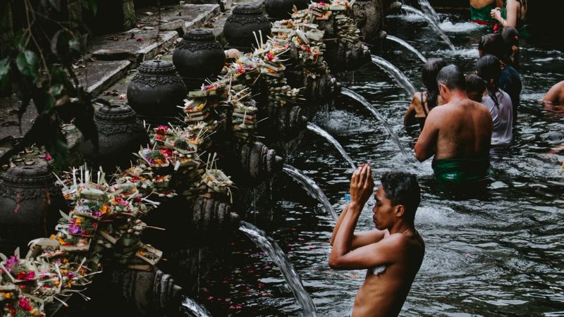 "ティルタエンプル寺院で沐浴する参拝者"