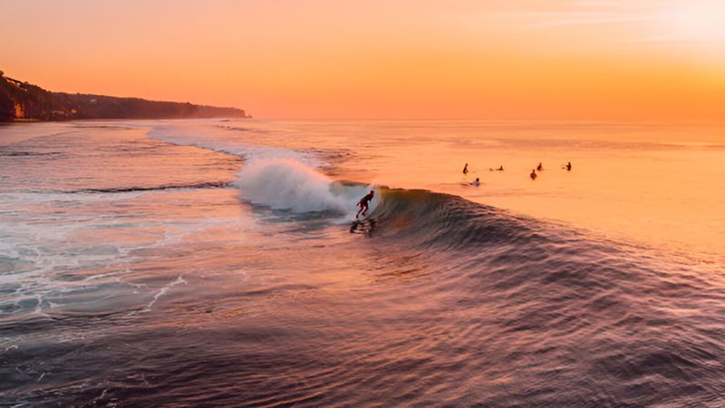 バリ島ウルワツサーフィン