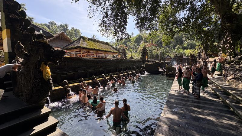 ティルタエンプル寺院の聖なる泉