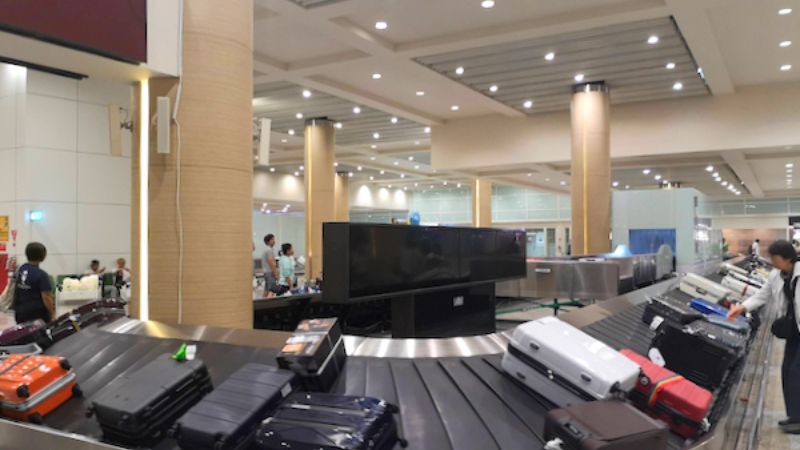 バリ島空港 バゲージクレームで荷物を受け取る様子