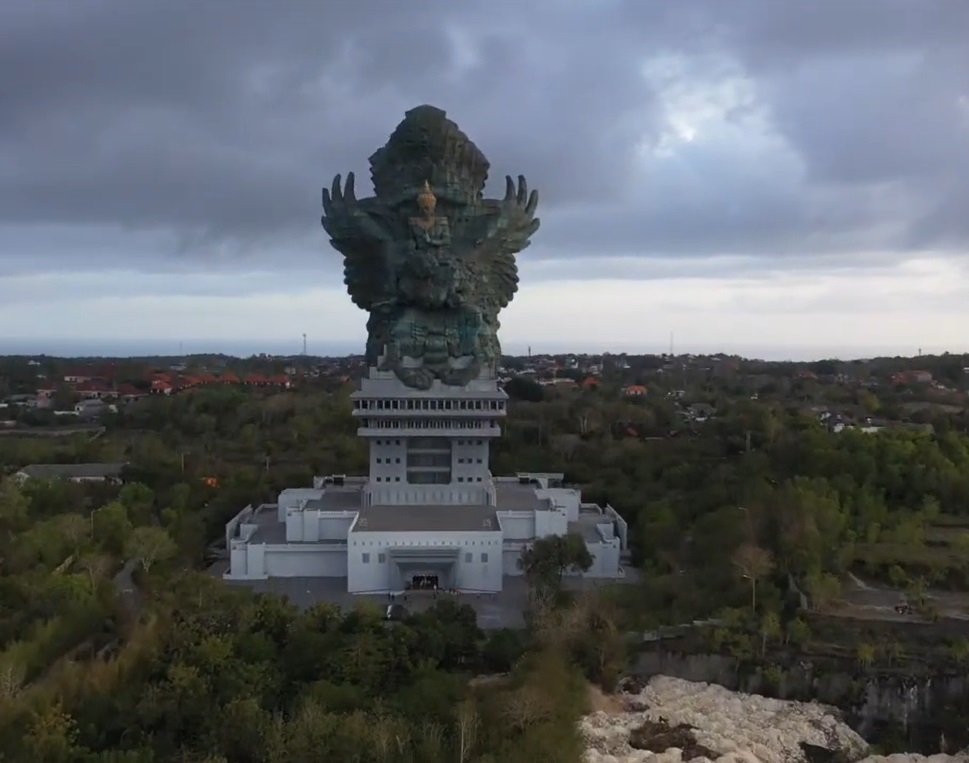 https://upload.wikimedia.org/wikipedia/commons/4/4a/Patung_Garuda_Wisnu_Kencana.jpg