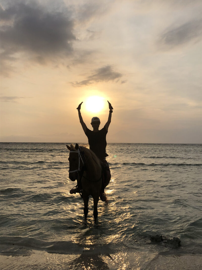 トラワンガン島の乗馬とサンセット